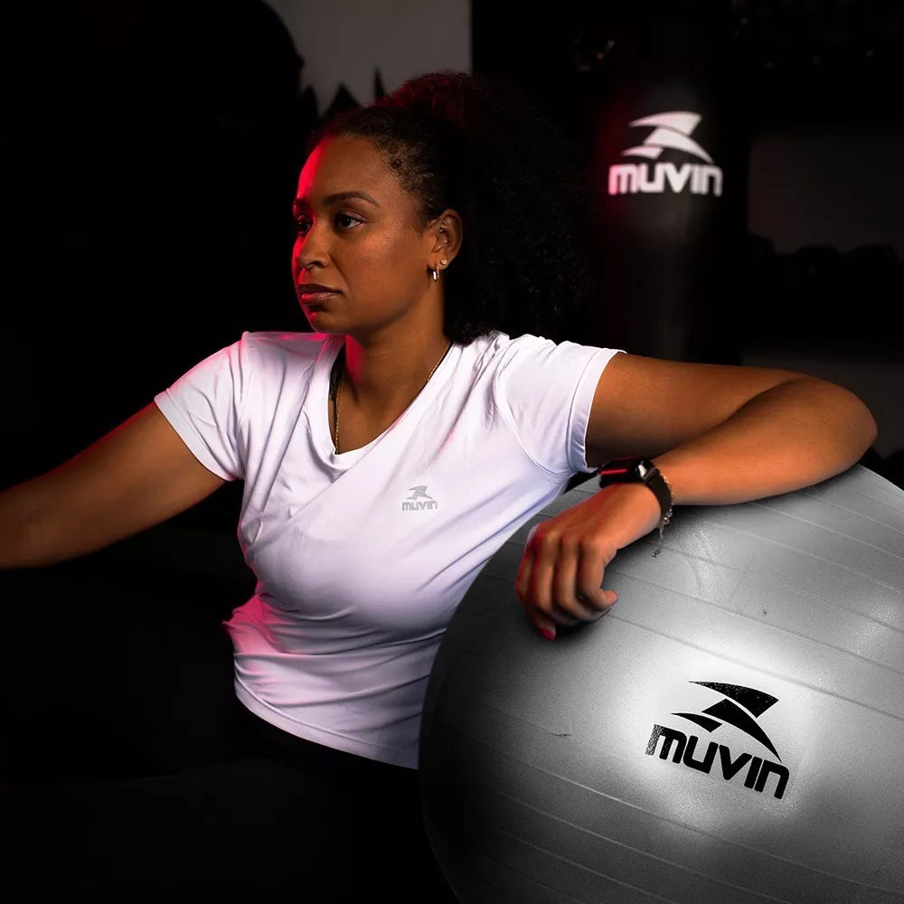 Bola de Pilates 55cm Muvin – Antiestouro – Suporta até 300kg – Com Bomba – Ginástica – Fitness – Pilates – Yoga – Fisioterapia – Flexibilidade – Fortalecimento – Tonificação – Fácil Limpeza - Cinza